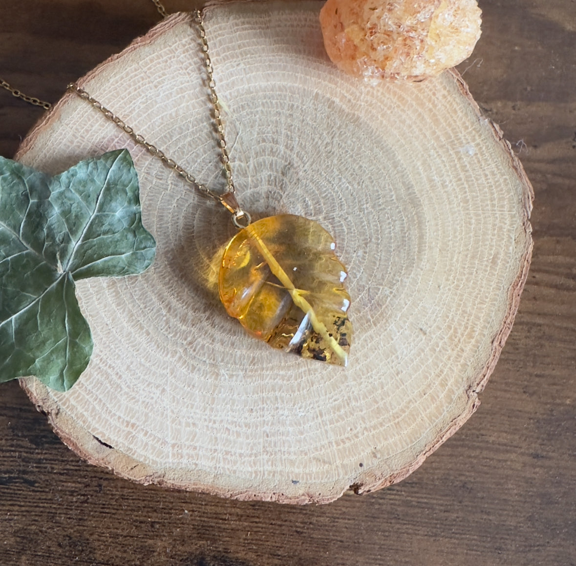 Collier Dragonfly in Ambre • Outlander